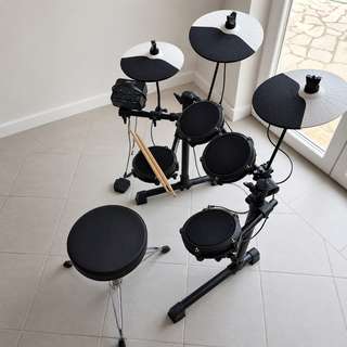 В продаже электронная барабанная установка ALESIS DEBUT KIT. Полный комплект