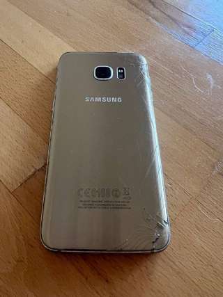 Продаю полностью рабочий Samsung Galaxy S7 Edge в золотом цвете: дисплей и сен