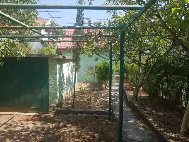 Продается уютный дом с зеленым участком и панорамным видом на море в Будве за — фото 1 из 10