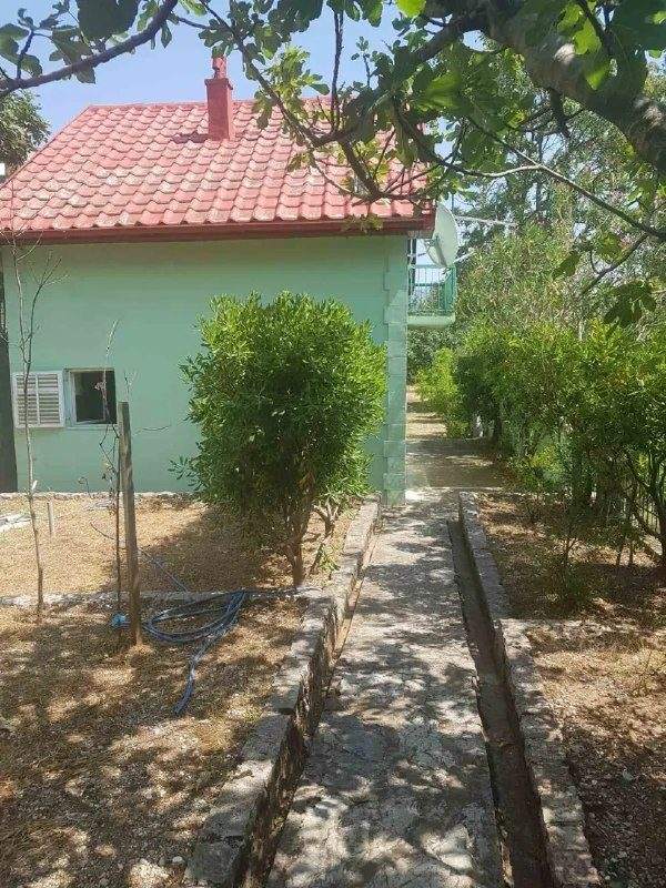 Продается уютный дом с зеленым участком и панорамным видом на море в Будве за — фото 2 из 10