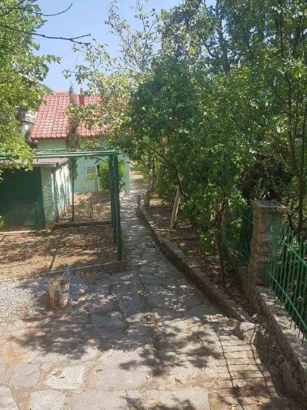 Продается уютный дом с зеленым участком и панорамным видом на море в Будве за — фото 5 из 10