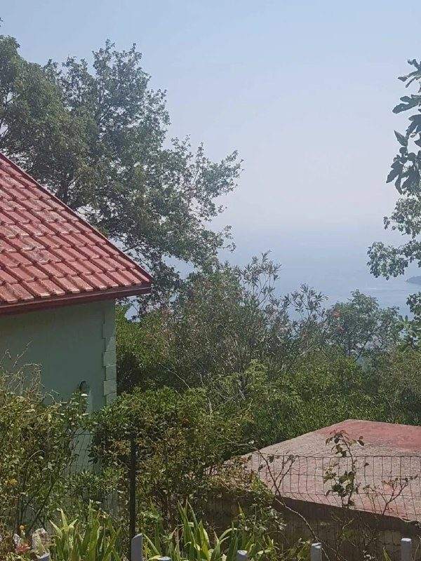 Продается уютный дом с зеленым участком и панорамным видом на море в Будве за — фото 6 из 10