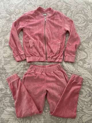 Для девочки 7-8 лет (до 130 см) 2 практически новых спортивных костюма