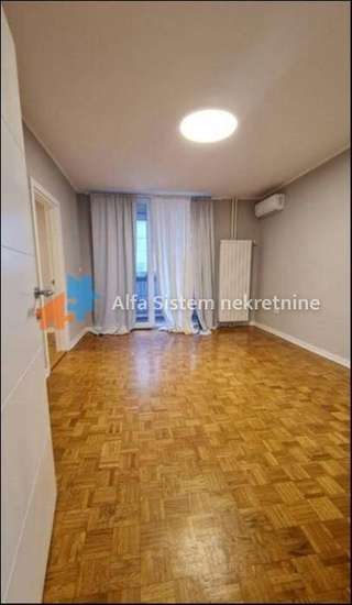 🔗 Trosobni stan u dobrom stanju, Akademija