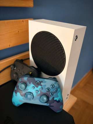 Продам XBox Series S с двумя контроллерами, состояние нового, 250 евро