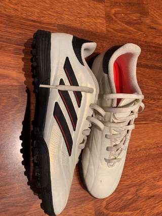 Продам кроссовки ADIDAS оригинал, куплены в Германии (быстро выросла нога)