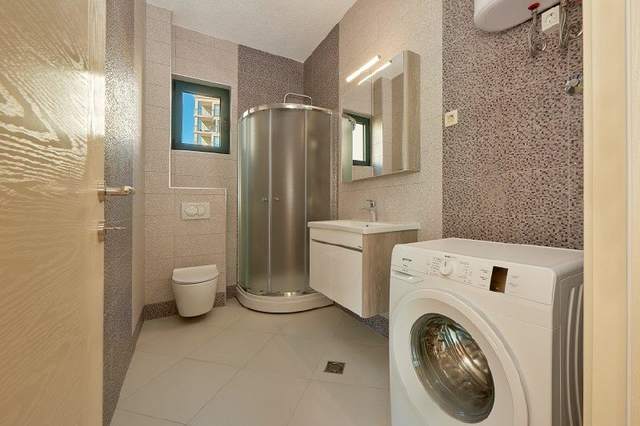 Продам просторную квартиру с 2 спальнями и видом на море в Бечичи за 242 250 е — фото 5 из 10