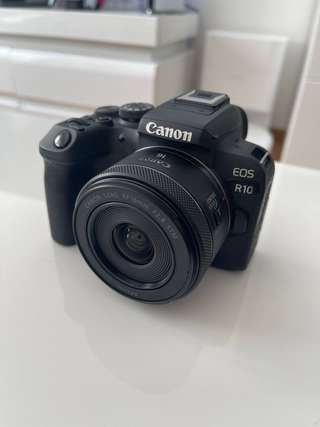 Продам фотоаппарат Canon r10 с объективом canon RF 16mm 2.8