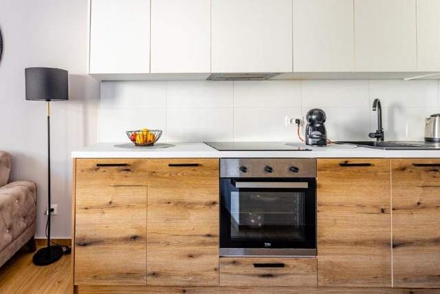 🏠 Квартира с 1 спальней · Бечичи · €900 / мес — фото 2 из 10