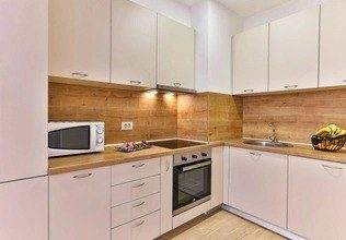 🏠 Квартира с 2 спальнями · Будва, Центр · €1 000 / мес — фото 3 из 10